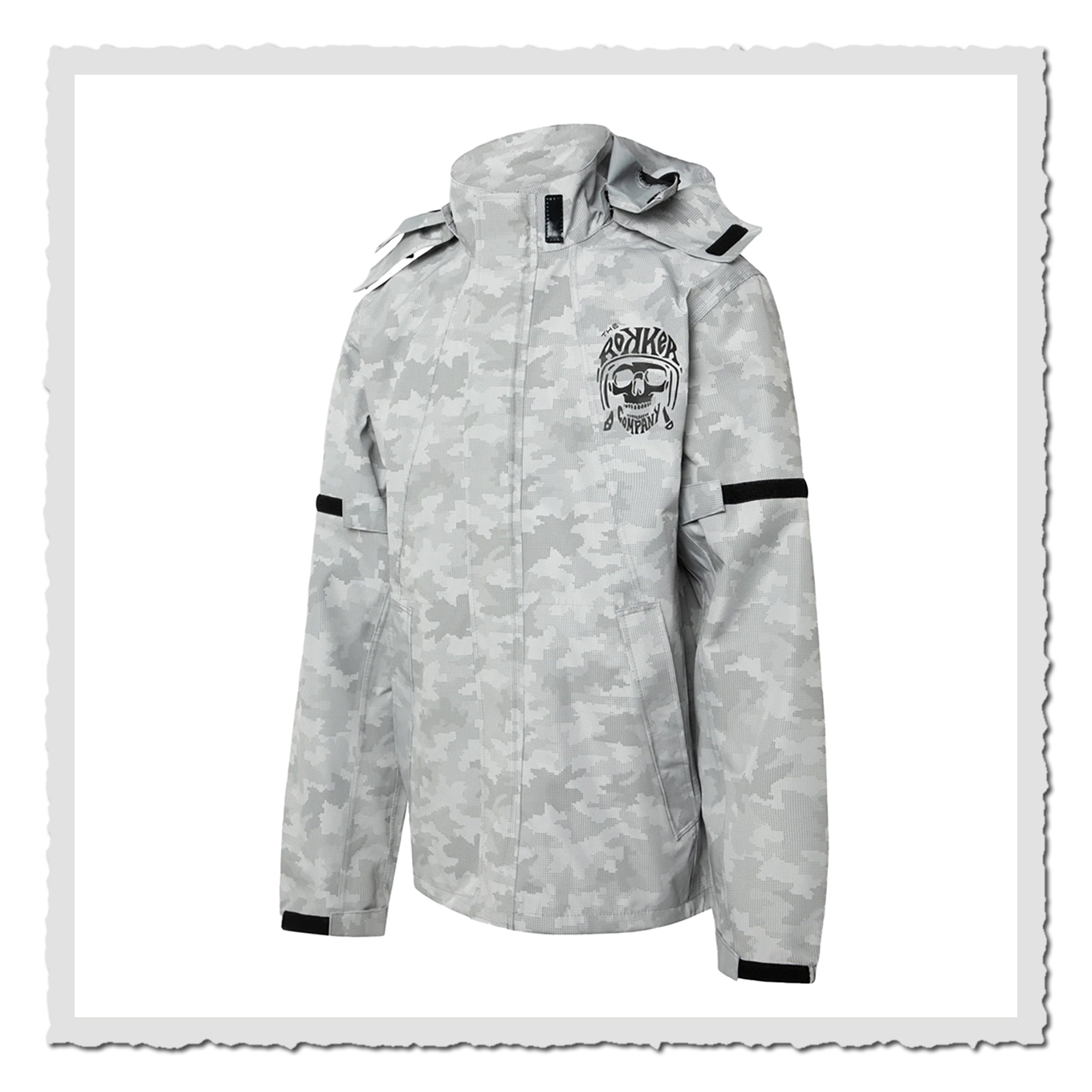 Hellgraue Camo-Regenjacke im Dreiviertelwinkel, Kapuze geöffnet, freigestellt auf weißem Hintergrund, Brustlogo sichtbar.